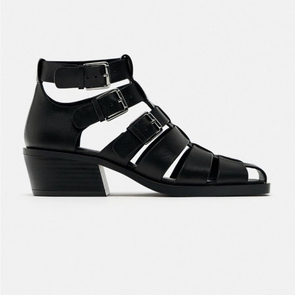 Zara Buckled black cage leather
Fisherman sandals Sz 37